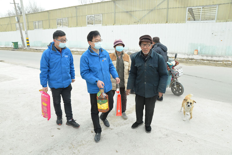 華全動(dòng)力黨支部一行向困難群眾送去花生油、大米和美酒禮盒等禮品